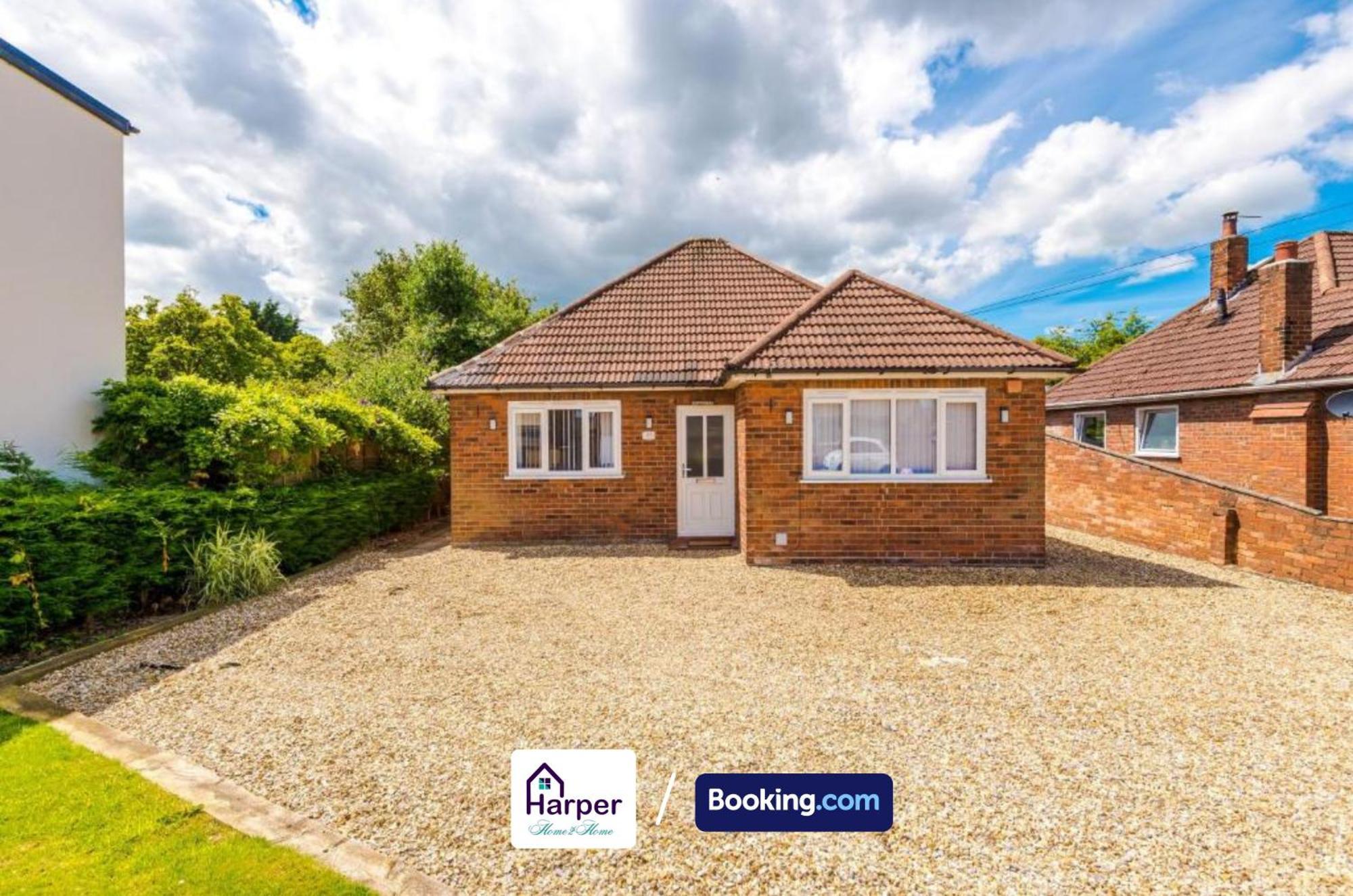 Spacious Detached Bungalow By Harperletting Short Lets & Serviced Accommodation Buckely With Pool Table & Driveway Buckley Bagian luar foto